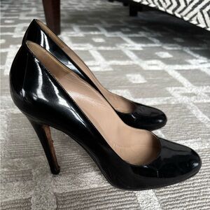 Oscar de la Renta Black Patent Leather Pumps